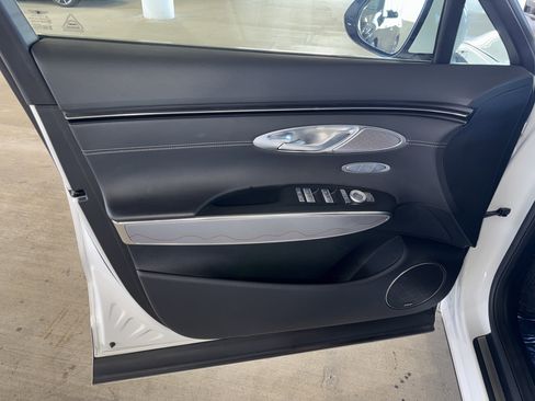 Used 2023 Genesis GV70 2.5T w/ Advanced Package image 17