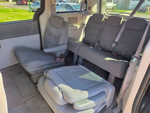 Used 2010 Dodge Grand Caravan SE FWD image 12