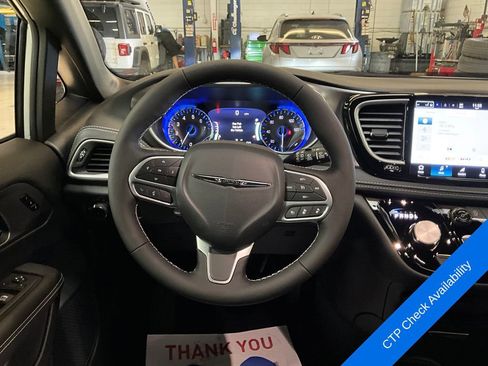 New 2026 Chrysler Pacifica Select image 11