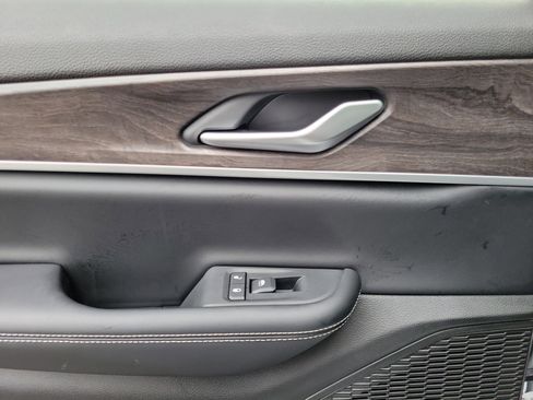 Used 2024 Jeep Grand Cherokee Limited image 12