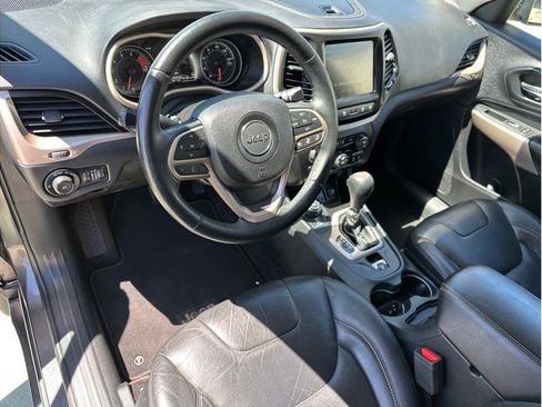 Used 2017 Jeep Cherokee Limited w/ Technology Group AWD/4WD image 13