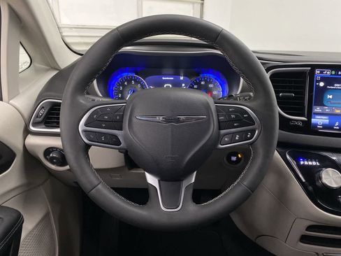 Used 2024 Chrysler Pacifica Touring-L FWD image 19