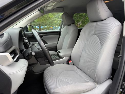 Used 2022 Toyota Highlander LE AWD/4WD image 35