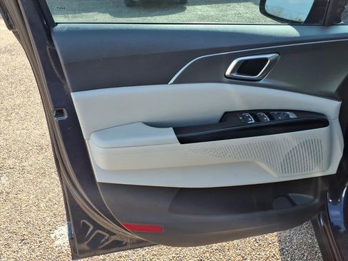 Used 2023 Kia Carnival LX image 20