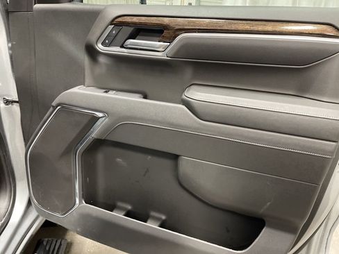 Used 2025 GMC Sierra 1500 SLE image 12