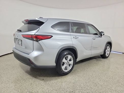 Used 2023 Toyota Highlander LE FWD image 5