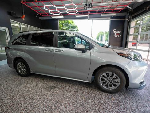 Used 2025 Toyota Sienna LE w/ LE Plus Package AWD/4WD image 5