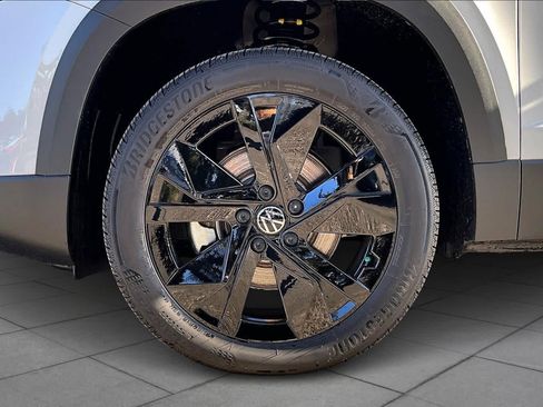 New 2026 Volkswagen Taos SE image 11