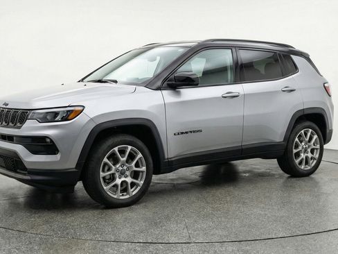 Used 2025 Jeep Compass Limited image 3