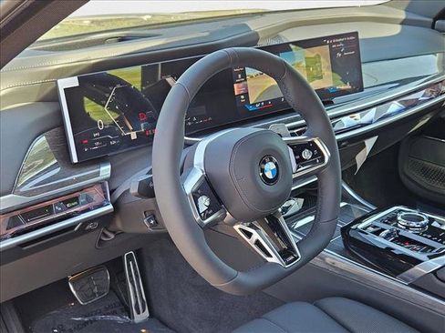 Used 2025 BMW 760i xDrive AWD/4WD image 3