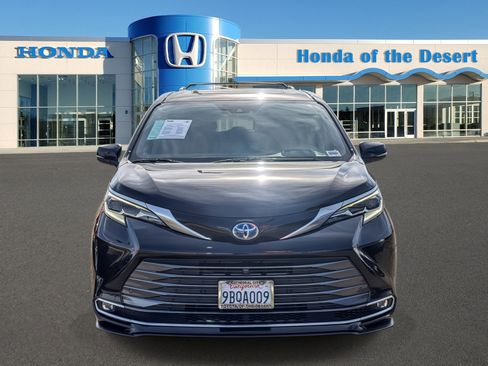 Used 2022 Toyota Sienna Platinum image 2