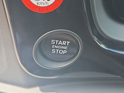 Certified 2025 Porsche Cayenne Base image 39