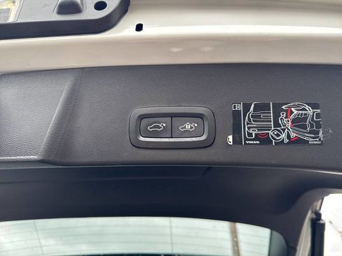 Used 2019 Volvo XC40 T5 Momentum image 7