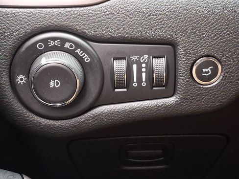 Used 2019 Jeep Cherokee Limited AWD/4WD image 23