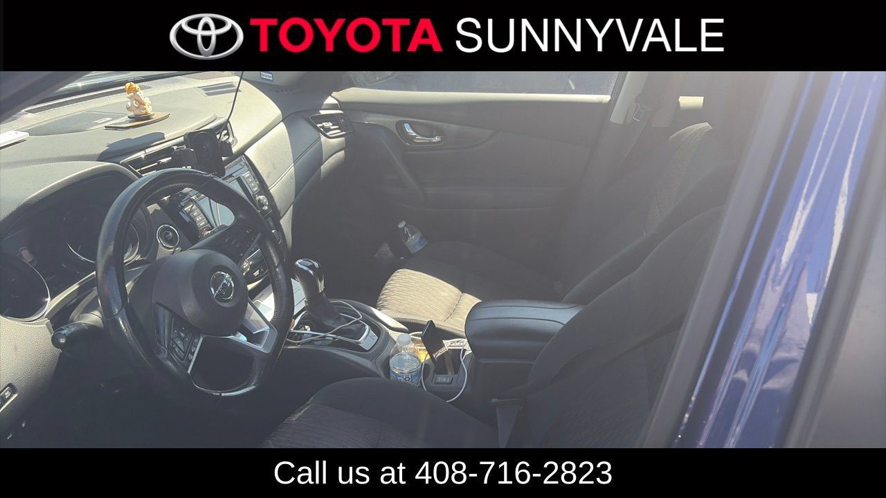 Used 2018 Nissan Rogue SV w/ Premium Package FWD image 5