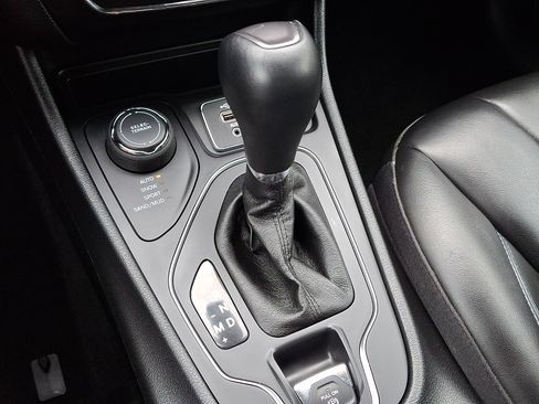 Certified 2020 Jeep Cherokee Latitude Plus w/ Cold Weather Group AWD/4WD image 15