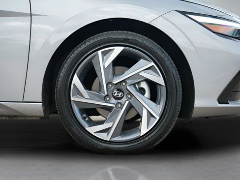 Certified 2025 Hyundai Elantra SEL image 9