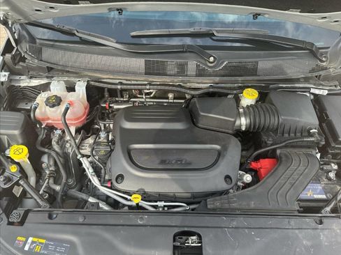 Used 2024 Chrysler Pacifica Touring-L image 25