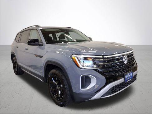 New 2025 Volkswagen Atlas Peak Edition SE image 4