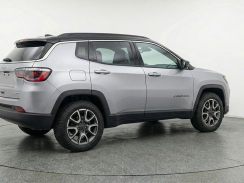 Used 2025 Jeep Compass Trailhawk image 9