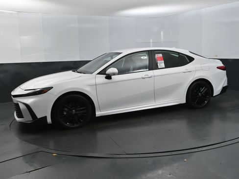 Used 2025 Toyota Camry SE image 1