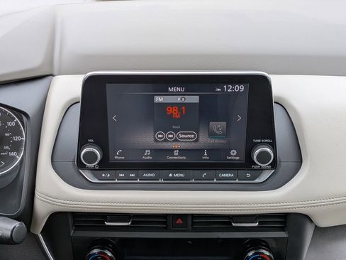 Used 2025 Nissan Rogue SV image 22