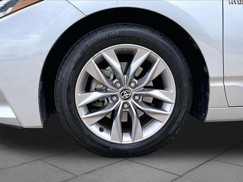 Used 2021 Toyota Avalon XLE w/ Moonroof Package FWD image 11