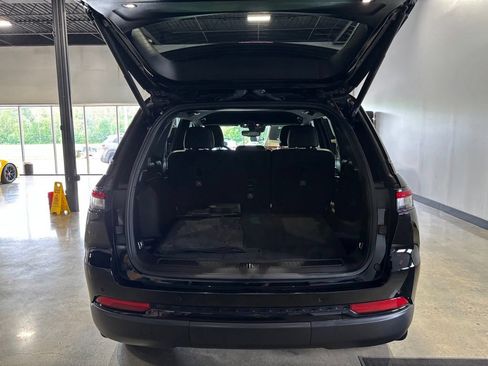 Used 2023 Jeep Grand Cherokee Altitude AWD/4WD image 7
