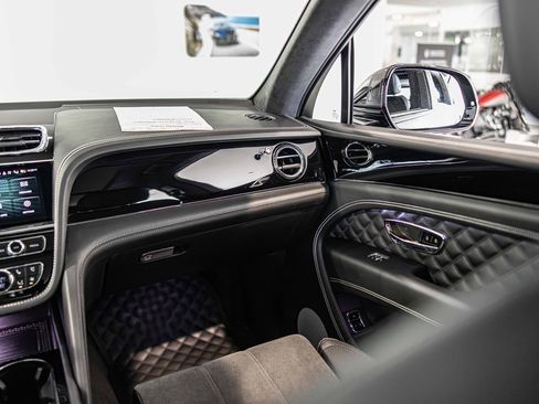 Used 2022 Bentley Bentayga image 44