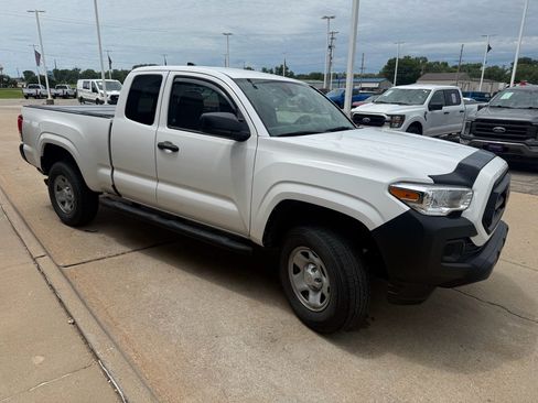 Used 2022 Toyota Tacoma SR RWD image 4