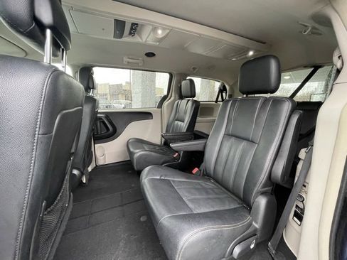 Used 2016 Chrysler Town & Country Touring image 24