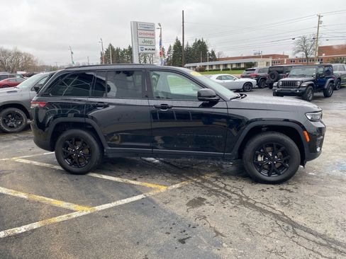 Used 2024 Jeep Grand Cherokee Altitude AWD/4WD image 6