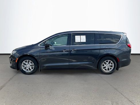 Certified 2020 Chrysler Pacifica Touring image 4