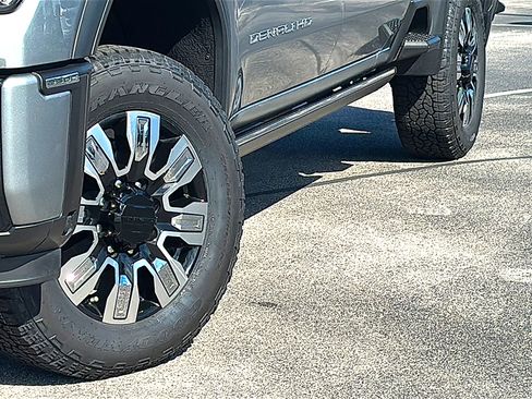 Used 2024 GMC Sierra 2500 Denali w/ Denali Reserve Package AWD/4WD image 3