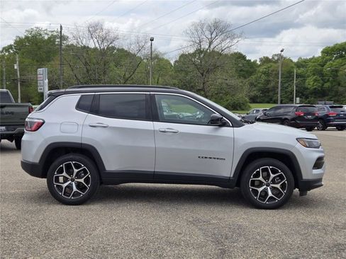 Certified 2025 Jeep Compass Limited AWD/4WD image 12