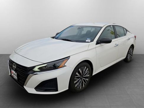Used 2025 Nissan Altima 2.5 SV FWD image 10