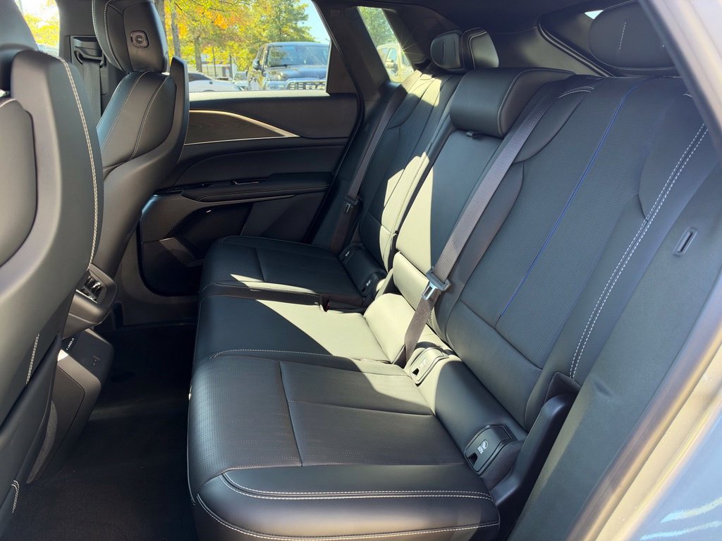 Used 2024 Cadillac Lyriq Luxury AWD/4WD image 15