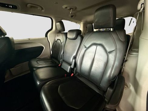 Used 2020 Chrysler Pacifica Touring-L FWD image 23