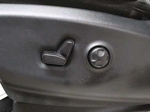 Used 2024 Chrysler Pacifica Touring-L FWD image 17