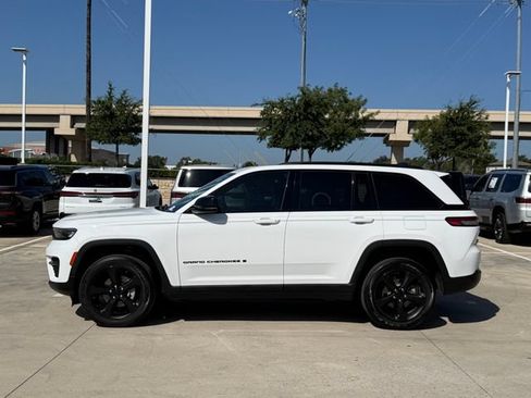 Used 2023 Jeep Grand Cherokee Altitude RWD image 6