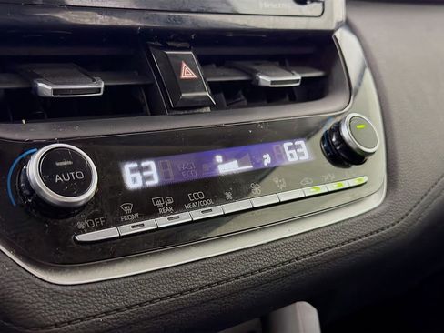 Used 2022 Toyota Corolla Cross XLE image 19