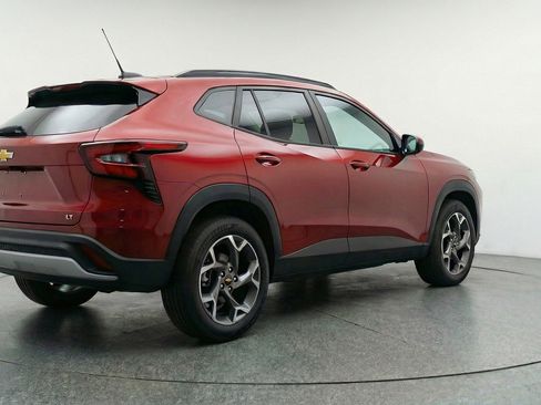 Used 2025 Chevrolet Trax LT w/ LT Convenience Package image 9