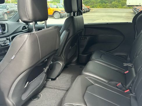 New 2026 Chrysler Pacifica Select image 14