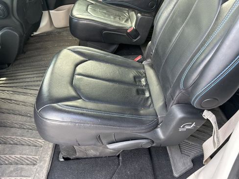 Used 2021 Chrysler Pacifica Touring-L w/ Premium & Safety Sphere Group FWD image 33