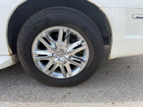Used 2009 Chrysler Town & Country Limited w/ Entertainment Group #3 FWD image 5