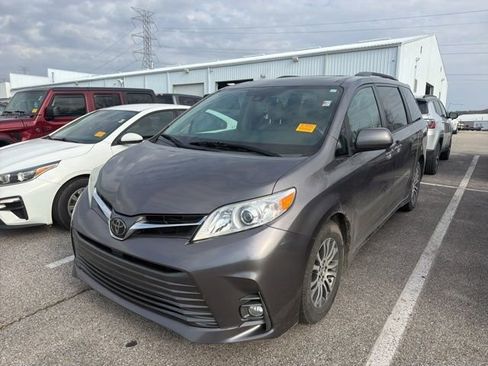 Used 2020 Toyota Sienna XLE w/ XLE Navigation Package image 2