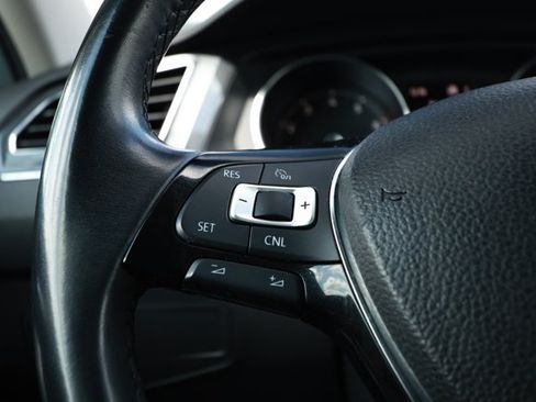 Used 2018 Volkswagen Tiguan SEL FWD image 13