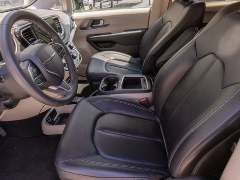 Used 2024 Chrysler Pacifica Limited FWD image 18