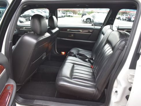 Used 2008 Lincoln Town Car Executive RWD image 28
