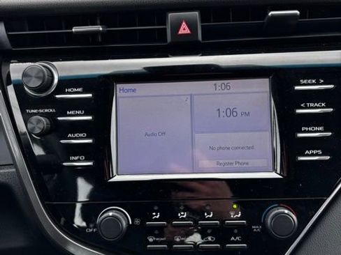 Used 2018 Toyota Camry LE image 23